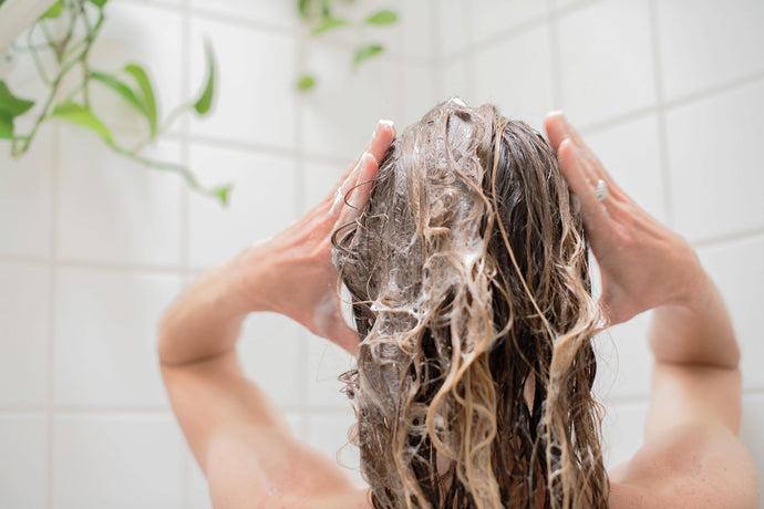 How To Moisturize Your Scalp Naturally In 6 Steps